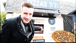 Attention toutefois, les pizzas ne sont pas découpées, ce qui peut. Je Teste Le Distributeur Automatique De Pizza 24h24 7j 7 Youtube