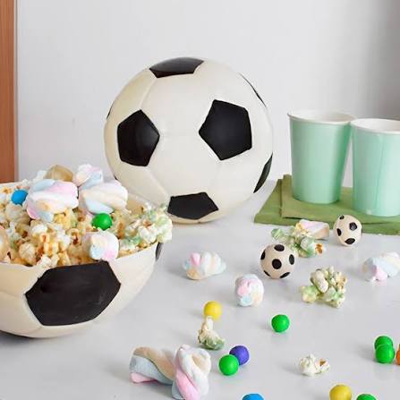 ⚽🍫 Cake Sorpresa Pelota: ¡el efecto WOW para tus festejos! Sorprendé con una pelota de fútbol de chocolate hueca, perfecta para rellenar con dulces, golosinas y todo lo que se te ocurra.