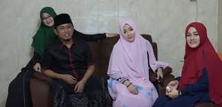 Begitu pas dan kelihatan cocok padaku, aku semakin seksi dan cantik mengenakannya, kurasa harganyapun sangat mahal kulihat dari bahan dan mereknya… ah kusimpan saja baju2 ini, pasti ada pertanyaan besar kalau kupakai saat ada mas rido pikirankupun sudah ingin menjaga rahasia. Fauzi Nawawi Dan Istri Pertama