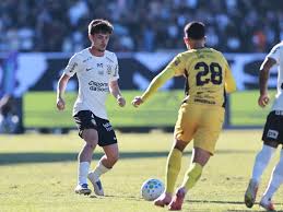 Corinthians marca com 'Cria do Terr&atilde;o', mas defesa bobeia e equipe s&oacute; empata em amistoso com Cascavel antes do Brasileir&atilde;o