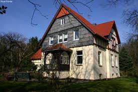 Dieses haus liegt in einem ruhigen wohngebiet in steinhude.es wurde im jahr 1976 in massiver kartenansicht. Immobilien Steinhude Filetstuck In Traumlage Stilvolles Forsthaus Mit Nebengelass Und Grossem Grundstuck Bieterverfahren