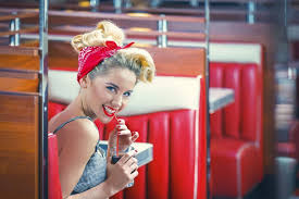 Die anderen varianten haben jedoch den vorteil, dass sie sich einfach und schnell wechseln und. Bandana Im Rockabilly Style Binden Schritt Fur Schritt Erklart Beauty Tipps Net
