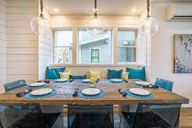 « la salle à manger doit être toute proche de la cuisine. Salle A Manger Bord De Mer Avec Un Manteau De Cheminee En Platre Photos Et Idees Deco De Salles A Manger Avril 2021 Houzz Fr