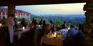 Several renowned artists who celebrate the creativity of the area have their work showcased in the indoor dining room, offering patrons a true blue ridge experience. The Omni Grove Park Inn Asheville