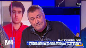 Arrivé peu après 10h00, il est fraîchement accueilli par des huées bigard collabo!. Ijqrhptgg5knfm