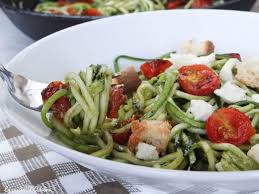 Spaghettis De Courgette Au Pesto Et Tomates Cerises La Cuisine D Adeline Recette En 2020 Spaghetti De Courgette Courgettes Au Pesto Recettes De Cuisine