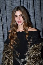 Kj apa just announced that he is expecting his first child with his girlfriend, influencer and model clara berry. Clara Berry Style Clothes Outfits And Fashion Celebmafia