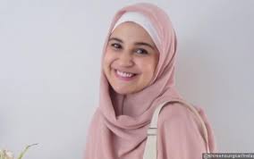 Gambar baju yang serasi buat acara haqiqah anak : Bernuansa Serba Putih Acara Akikah Anak Shireen Sungkar Penuh Haru