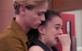 L'arrivée de lola au mas ostréicole ravive les tensions entre alex et robin. Maxime Et Clementine Le Bisou Fougueux Et Beatrice En Prison Demain Nous Appartient 31 05 2018 Demain Nous Appartient Nouveautes Tele Com