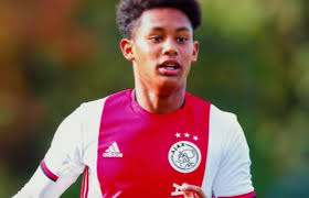 „hij was hard op weg om het te maken in het betaald voetbal. Ajax In Lutto Noah Gesser E Morto In Un Incidente Stradale