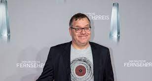 Elton Das Vermogen Des Deutschen Moderators 2021 Deutsche Moderatorin Synchronsprecher Moderator
