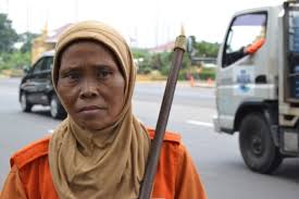 Yu youzhen (baju orange), ibu dua anak ini, walaupun punya 17 apartemen, memilih untuk tetap jadi penyapu jalan utk memberi contoh ke kedua anaknya. Adu Pendapat Seputar Pilpres Hidup Untuk Berbakti Uyun Penyapu Jalan Menunggu Gaji Detikpemilu