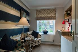 من الخدع البصريه اللى ممكن ننفذها فى المساحات الصغيرة انك تستخدم ورق حائط مقلم بالعرض و المسافه بيت التقليمات تكون صغيرة شوف Home Decor Valance Curtains Home