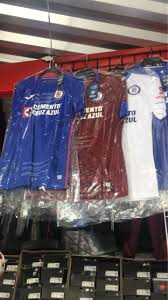 Jun 05, 2021 · la playera blanca con vivos celestes que presume en el pecho la palabra campeones y que tiene como emblema principal la novena estrella de cruz azul, aún no ha salido a la venta de manera oficial, es decir, la prenda no está disponible en la tienda de joma, y la marca española tampoco ha dado conocer si en algún momento podrá ser. Playera Nueva Cruz Azul Original Red Shark Soccer Shop Facebook