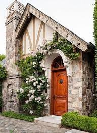 Tudor ismini doğacak çocukları için düşünen anne ve baba adayları isim araştırması yaparken, tudor isminin anlamını merak ediyorlar. 50 Wonderful Climbing Roses On House Make A Beauty Ideas Dis Tasarim Kir Evi Curb Appeal