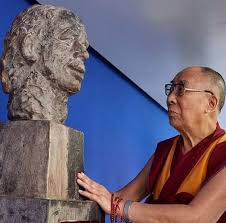 Dalajláma proto zajistil ve městě vzdělávací systém pro tibetské uprchlíky, ve kterém by se tibetské děti učily tibetskému jazyku, dějinám, náboženství a kultuře. The Dalai Lama Stops To Look At The Bust Of His Old Friend Vaclav Havel At The Seat Of The Council Of Europe This Bust By Instagram Instagram Posts Dalai Lama