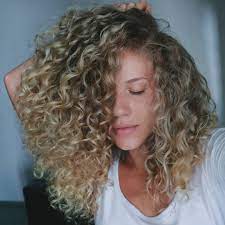 Pin By Divinity Pew On Cacheadas Br Curly Hair Inspiration Blonde Curly Hair Natural Curly Hair Styles Naturally