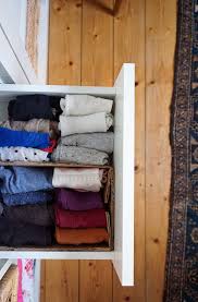 Ich nehme auch einen regenschirm oder einen wasserdichten wettermantel mit. Minimalismus Im Kleiderschrank Tipps Furs Aussortieren Ordnen