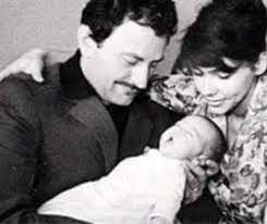 În aprilie 2011, cu ocazia împlinirii a 80 de ani de la naștere, amza pellea a primit o stea, in memoriam, pe walk of fame. Povestea Unei Fotografii Care A FÄcut O SÄ PlangÄ DisperatÄ Pe Oana Pellea Foto In Interiorul Articolului Evenimentul Zilei