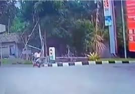 32 spbn 20.2.4.005 spbu tasik agung 33 spbkb 20.2.4.001 spbu kragan 34 spbkb 20.2.4.005 spbu pamotan 35 spbn 20.2.4.006 spbu sendang sikucing 36 spbn 20.2.4.007 spbu ujung watu 37 spbn 20.2.4.012 spbu mlonggo. Berita Pemotor Kecelakaan Di Depan Spbu Terbaru Hari Ini