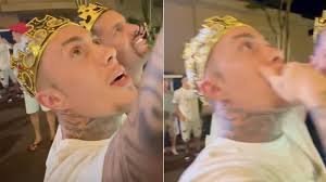 MC Daniel fica em choque com a decoração de Natal em sua mansão