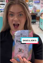 Det finnes dadler, og så finnes det Dave & Jon's... — alle de beste smakene  fra smågodthylla, klistret rundt dadlene 🤤 #swedishcandy #sour #meloncandy  #daveandjons #dates #tastetest #normalno