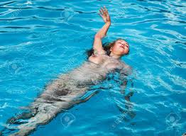 Schone Junge Nackte Frau Schwimmt Auf Dem Rucken In Den Pool Lizenzfreie Fotos Bilder Und Stock Fotografie Image 82502799