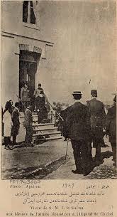 mehmet resat sisli hastanesinden ayrilirken arkasindaki kisi sevket pasa osmanli pasalari fotograf bilgi grubundan alinmistir tarih fotograf resimler