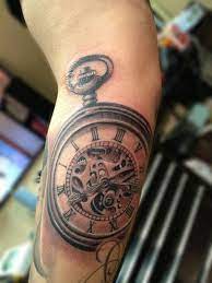 Pocket watch tattoo by toni maldonado. 90 Taschenuhr Tattoos Die Ihre Kreativitat Ausbauen Tatowieren Duden Pocket Watch Tattoos Watch Tattoos Pocket Watch Tattoo Design