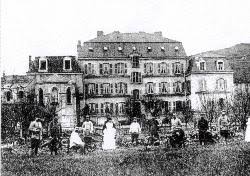 Born around 1412, jeanne d'arc (or in english, joan of arc) was the daughter of a tenant farmer, jacques d'arc, from the village of domrémy, in northeastern france. Historique De Jeanne D Arc Historique De Jeanne D Arc College Prive Jeanne D Arc