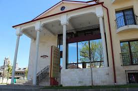 Apa lacului are o concentratie foarte mare de saruri (aproximativ 95 de grame la litru), lucru ce a dus la constituirea unui nivel de namol cu calitati. Tratament Balnear 2021 Techirghiol Complex Turistic Anina Pico Mar Travel