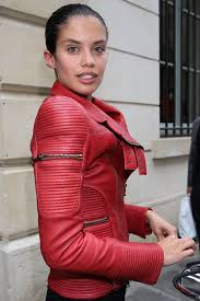 Cristina sampaio ve armando sampaio çiftinin kızı olarak dünyaya gelen ünlü manken, model sara sampaio, 1991 yılında portekiz'in, porto şehrinde doğmuştur. Sara Sampaio Put And About In Paris 07 03 2016 Hawtcelebs
