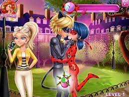 Ladybug and her boyfriend cat noir are our main characters from this lovely kissing game where you have to help them to kiss secretly. Ladybug Miraculous Kiss Online Spiel Pomu Spiele