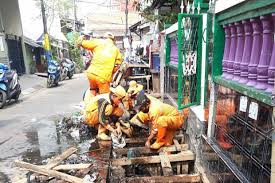 Jun 22, 2021 · hingga kini, petugas gabungan yang terdiri dari petugas ppsu, damkar, satpol pp, pokdarkamtibmas dan warga masih menyisir selokan air hingga aliran kali untuk mencari keberadaan bocah tersebut. Antisipasi Banjir Di Cibubur Ppsu Dikerahkan Bersihkan Sampah Di Saluran Air