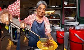 The waiting time could be your greatest enemy here because many people would order. Malaysiakini Nasi Lemak Melaka Puchong S Best Kept Secret
