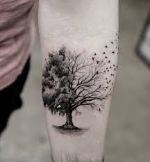 55 Designs De Tatouages D Arbres Les Tatouages Atteignent Les Hauteurs Du Ciel De Jour En Jour Et Les Tatouages D Arbres Sont L Une Des Eta Small Tattoos For Guys Tattoos Cool Tattoos