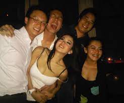 Video virall syahrini terbaru ,video syahrini dan lauren #videosyursyahriniterbaru #videosyahrini. Rubbing 18 Syahrini Syahrini S Hairdo The Object Of A Joke They Must Die