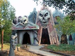 Six Flags Great America Fright Fest 07 Halloween Attractions Halloween Door Decorations Creepy Halloween Props