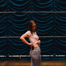Ihr kind wird im dorf herumgestoßen, verachtet und beschimpft. Sigrid Singer People Style