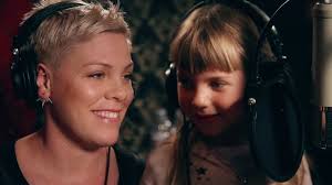 Willow performed on abc's airing of the disney holiday singalong in november 2020. Pink S 7 Year Old Daughter Willow Sings A Verse Of A Million Dreams In Sweet Video Watch Entertainment Tonight