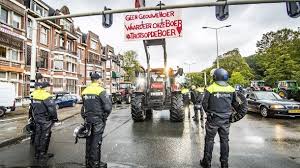 Heftige proteste und ausschreitungen in den niederlanden am wochenende: Niederlande Traktor Proteste Sorgen Fur Verkehrschaos Tausende Kilometer