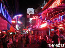 Red light district yakınlarında hangi oteller var? Soi Cowboy Bangkok S Red Light District At The Daytime Thaiest