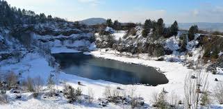 Kolem lomu sice chybí veškeré zázemí pro návštěvníky, a i samotné koupání je jenom na vlastní nebezpečí. Lom Kosov Egeon Cz