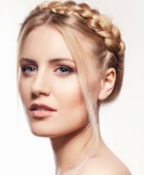 Choosing the right type of hairstyle suiting the shape of your face can make you look attractive and sexier. 20 Eye Catching Hairstyles For Fat Faces