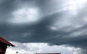Heftige gewitter mit blitzschlag und hagel hatten zudem deutschlandweit zu zahlreichen feuerwehreinsätzen und teils erheblichen schäden durch brände und umstürzende bäume geführt. Gtni4d7gogvwcm