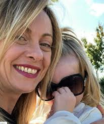 Cresciuta nel popolare quartiere romano della garbatella, si è. Giorgia Meloni Racconta Un Compleanno D Amore Con Mia Figlia E Il Mio Compagno