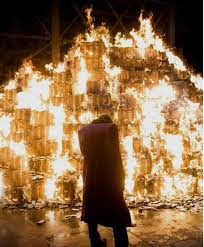This Was A Great Scene From The Dark Knight When The Joker Heath Set This Mountain Of Money On Fire Excla Joker Pics Joker Wallpapers Heath Ledger Joker