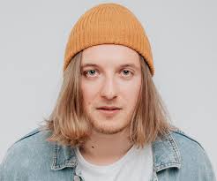 Był w The Voice of Poland, a teraz wydał piosenkę. Pan Bandi ukazuje światu  "Chwile"