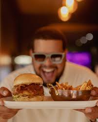 No hay forma de que nuestro Creativo Burger no te deje así: 😛 • Los  esperamos hoy a partir de las 4:00pm • 📸: @iiinformal.agency