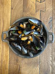 Le cozze in pastella alla birra sono un antipasto semplice, veloce e molto sfizioso, con il quale aprire un pranzo o una cena e deliziare i propri ospiti. Il Tempio Della Birra Promuove A Genova La Cultura Delle Premium Beer Bargiornale
